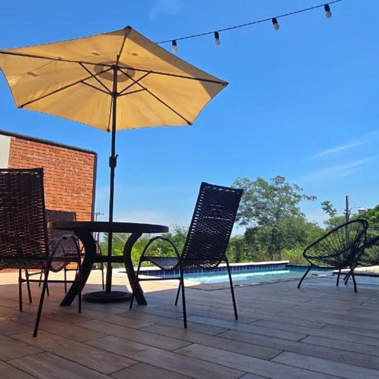 Cabaña con piscina y vista al lago - Three-Bedroom House - 9