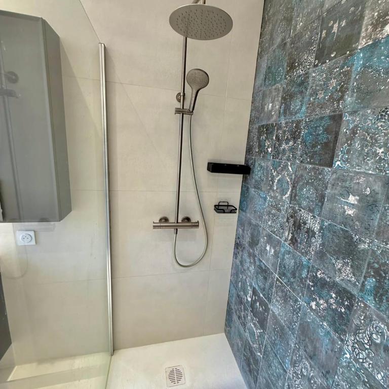 Cannes Tassigny Stylish - 2 Bedroom Apartment Sleeps 5 Free Parking - Apartment - 35