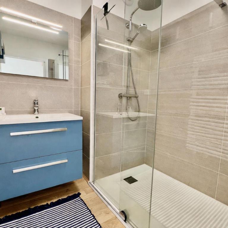 Vue mer exceptionnelle avec confort moderne, climatisation et parking - Two-Bedroom Apartment - 13