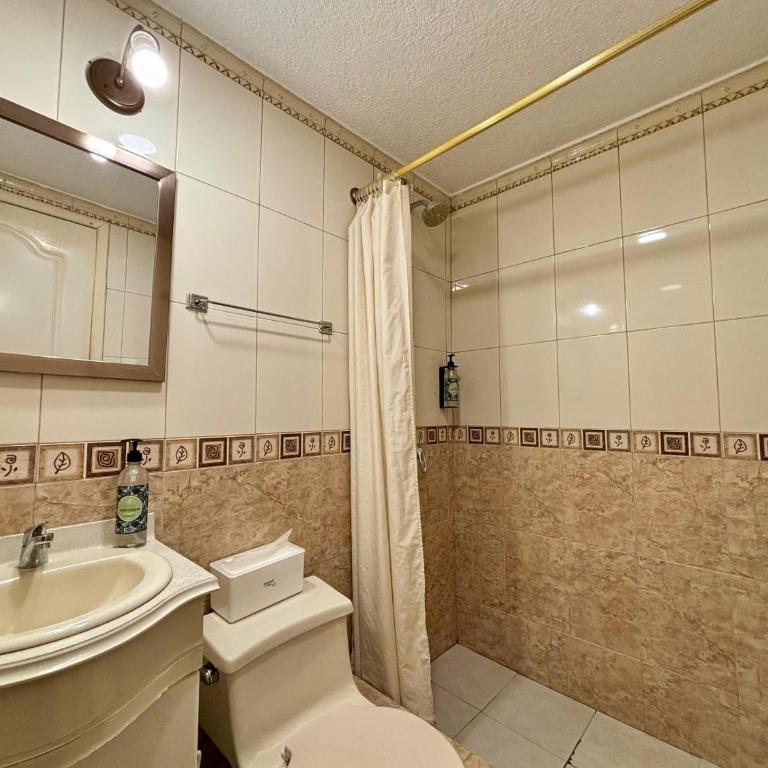 El Patio Hostel Quito - Habitación Familiar con baño privado - 3