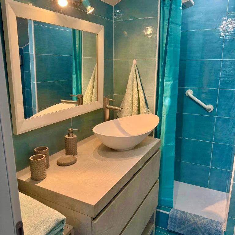 LES PIEDS DANS L EAU - Three-Bedroom House - 50