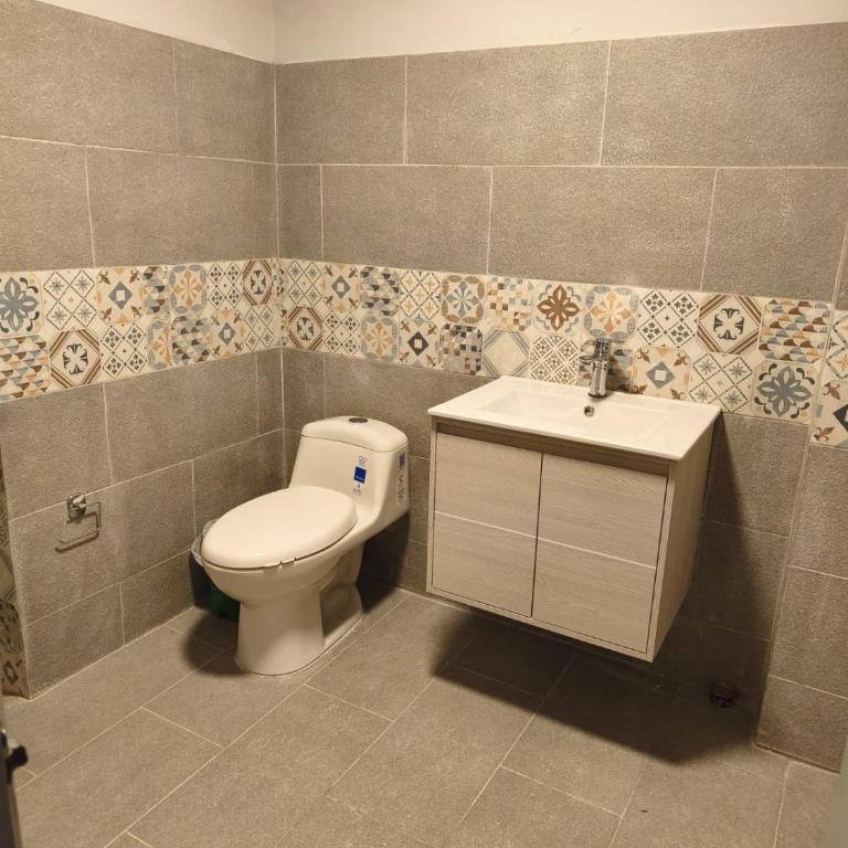 Hostal Casa Astromelia - Habitación Cuádruple Deluxe - 5