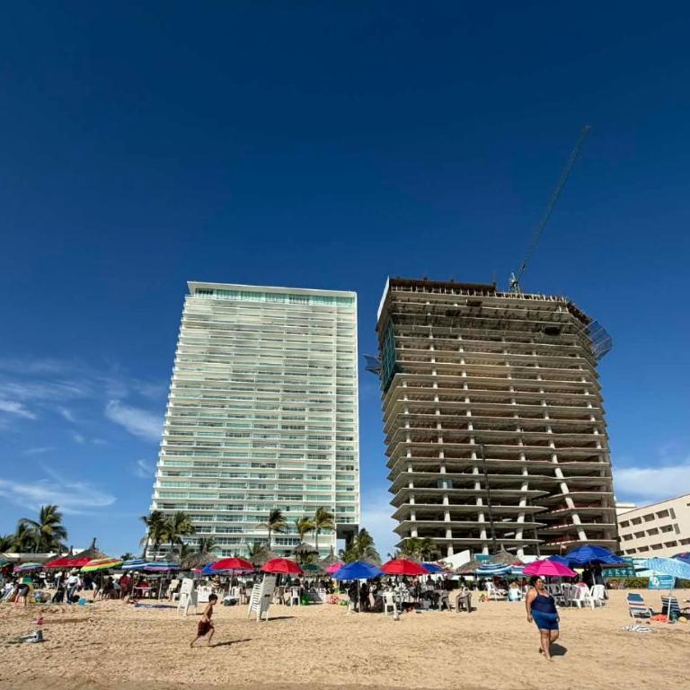 Beautiful 3 bedroom, fully furnished, on the beach - Apartment - 2