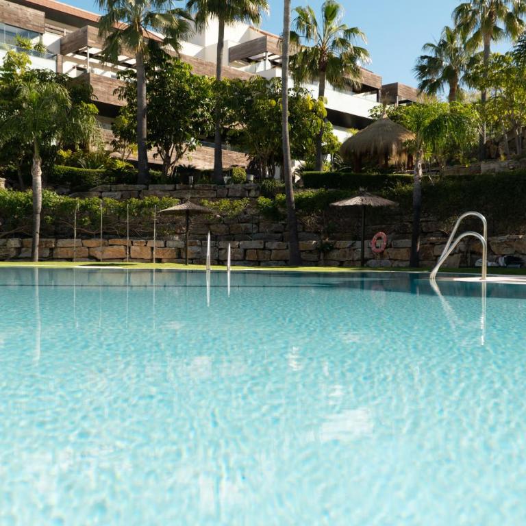 Luxury 2BR Apartment near Marbella & Puerto Banus Pool, Padel, Parking - Apartamento de 2 dormitorios - 1