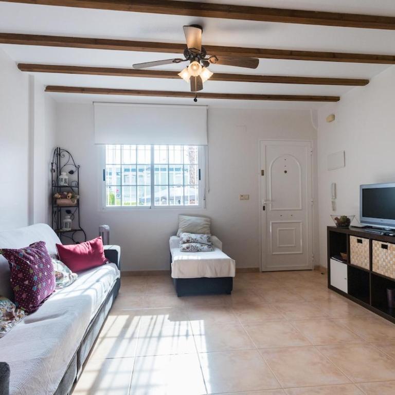 2 Bedroom Townhouse - Communal Pool - 15min Walk to Carabassi Beach - Quiet Location - AC, WiFi & Free Parking - Two-Bedroom House - 2