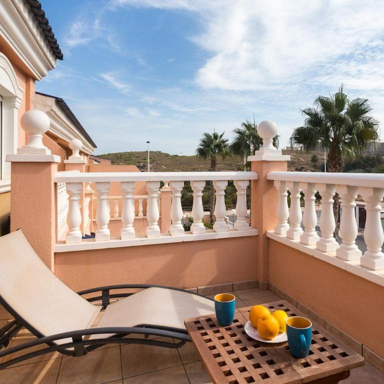 2 Bedroom Townhouse - Communal Pool - 15min Walk to Carabassi Beach - Quiet Location - AC, WiFi & Free Parking - Two-Bedroom House - 12