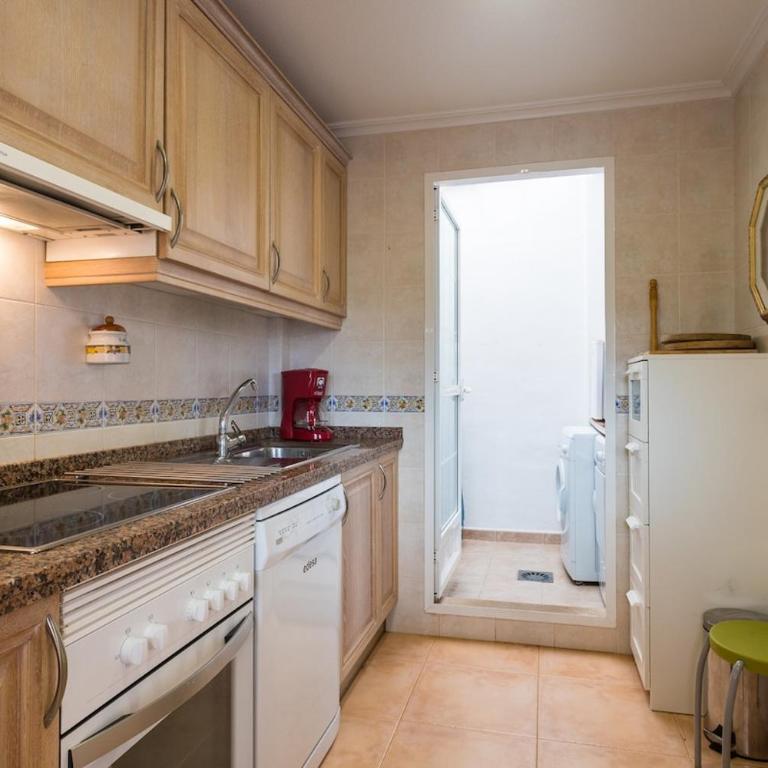 2 Bedroom Townhouse - Communal Pool - 15min Walk to Carabassi Beach - Quiet Location - AC, WiFi & Free Parking - Two-Bedroom House - 6