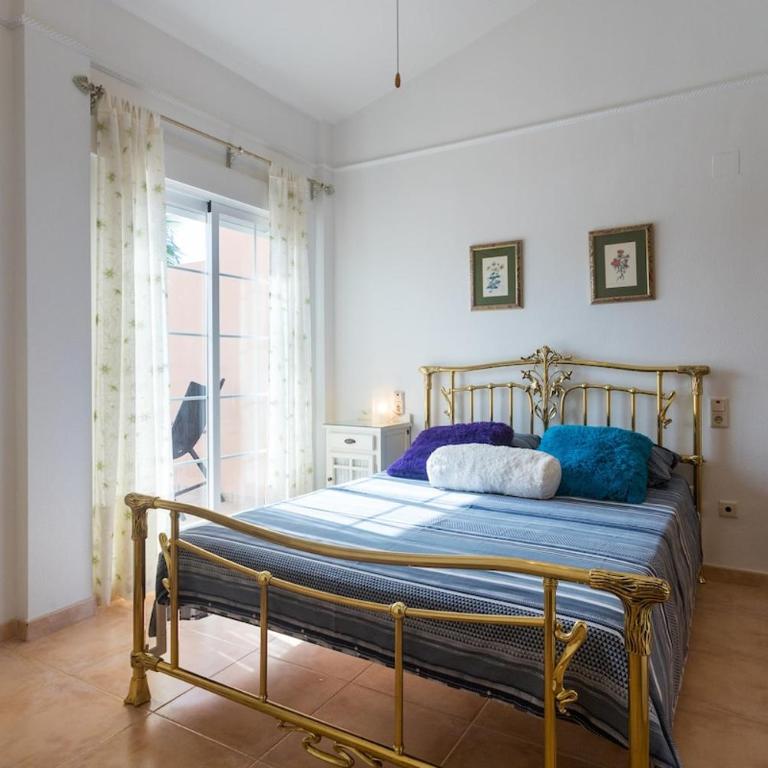 2 Bedroom Townhouse - Communal Pool - 15min Walk to Carabassi Beach - Quiet Location - AC, WiFi & Free Parking - Two-Bedroom House - 3