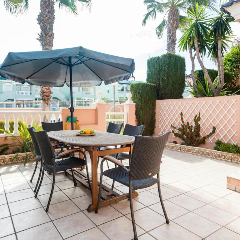 2 Bedroom Townhouse - Communal Pool - 15min Walk to Carabassi Beach - Quiet Location - AC, WiFi & Free Parking - Two-Bedroom House - 1