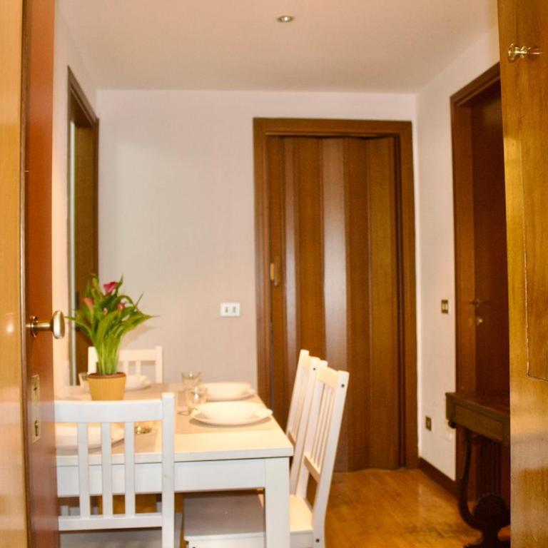 Iconic 3-BR Home Steps from Duomo - Appartamento con 1 Camera da Letto - 9