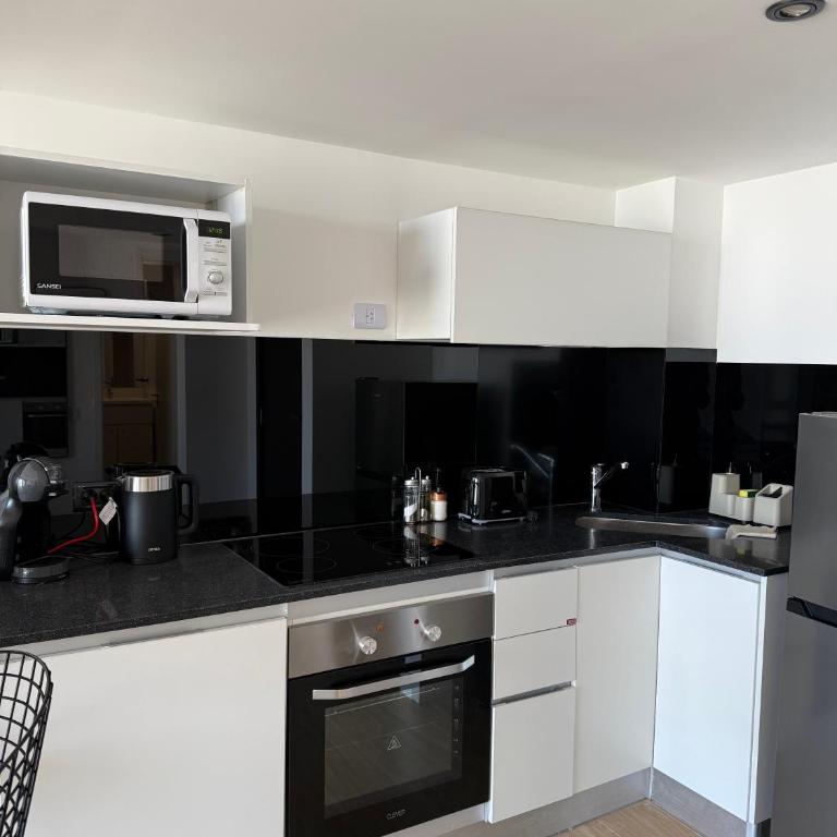 MarDelSuites - Studios Modernos Piso Alto - Vista al Mar, Pileta, Cochera, AC, 2min Playa - Deluxe Studio - 14