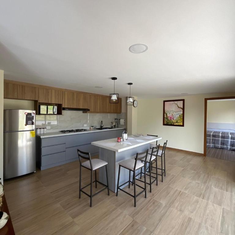 Departamento moderno, muy cómodo, amplio parqueadero - Apartamento de 2 dormitorios - 4