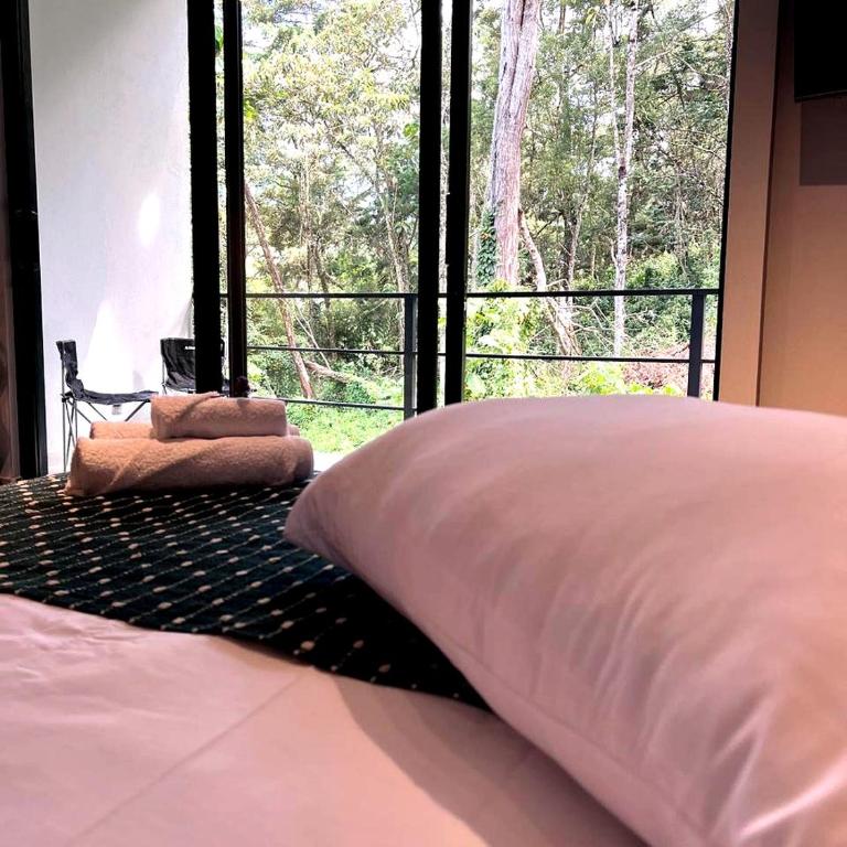 Apartaestudio con balcón y vista a la montaña cerca del aerouerto - Two-Bedroom Apartment - 25