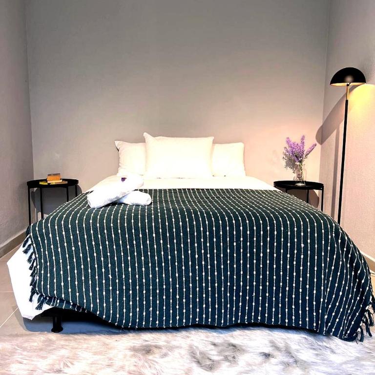 Apartaestudio con balcón y vista a la montaña cerca del aerouerto - Apartamento de 2 dormitorios - 53