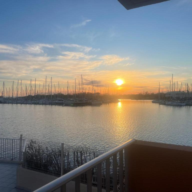 Studio - Bellevue agréable toutes saison 4 couchages - climatisation - parking privé - piscine sur mer - vue magnifique et rare - situation optimum - les argonautes - Ile des pêcheurs - Cap d'Agde - One-Bedroom Apartment - 1