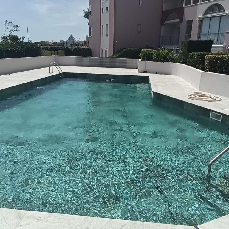 T2 - Les pieds dans le sables en toutes saisons 5 couchages - climatisation - parking privée - piscine - situation optimum et rare - Amoureva - Plage Richelieu- Cap d'Agde - One-Bedroom Apartment - 2