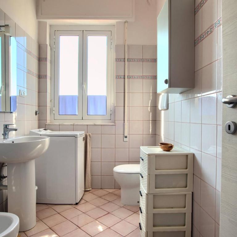 Vicino al Centro e al Mare con Balcone, WiFi e AC - Appartamento con 1 Camera da Letto - 9