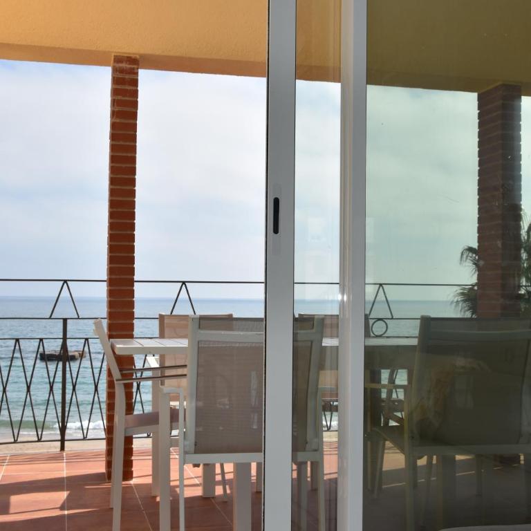 Torredembarra Beachfront apartment sleeps 6 - Apartamento de 3 dormitorios con vistas al mar - 2