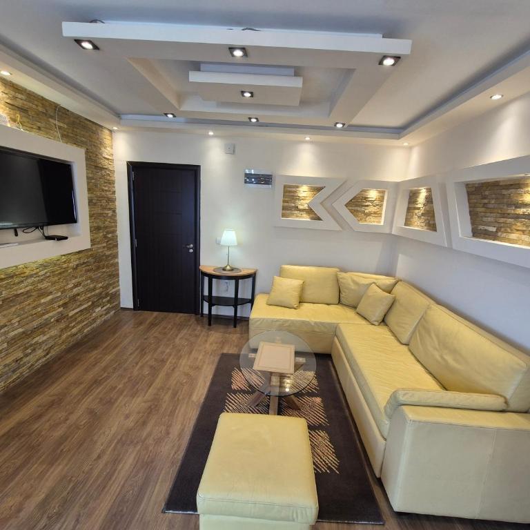 Panorama Apartment - Three-Bedroom Premium Apartment with Balcony - 3