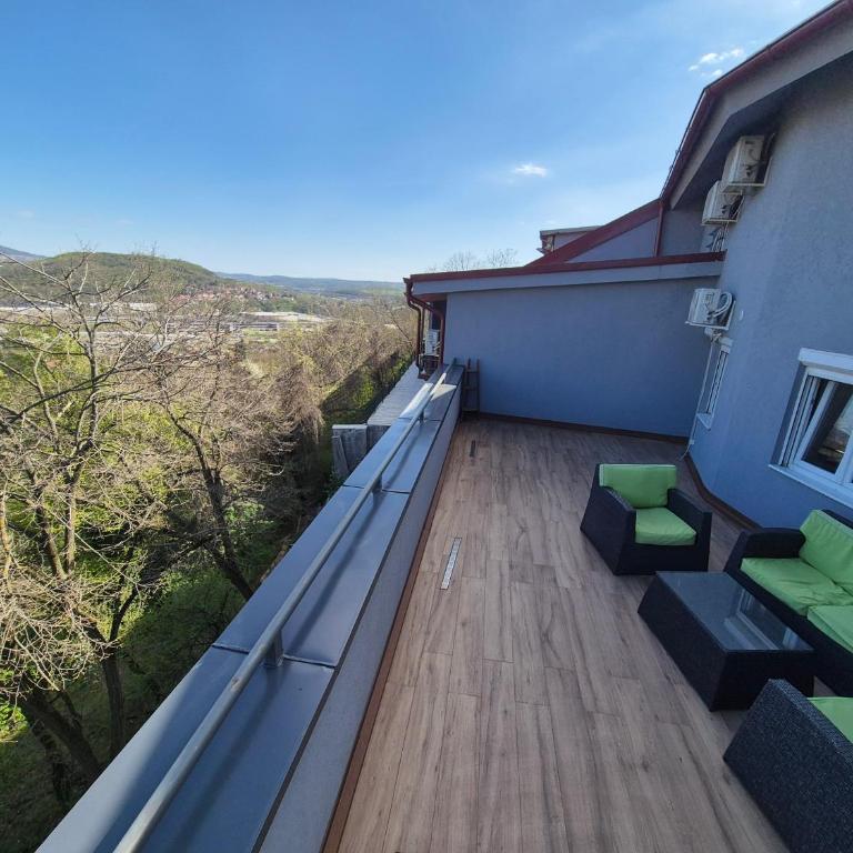 Panorama Apartment - Three-Bedroom Premium Apartment with Balcony - 21