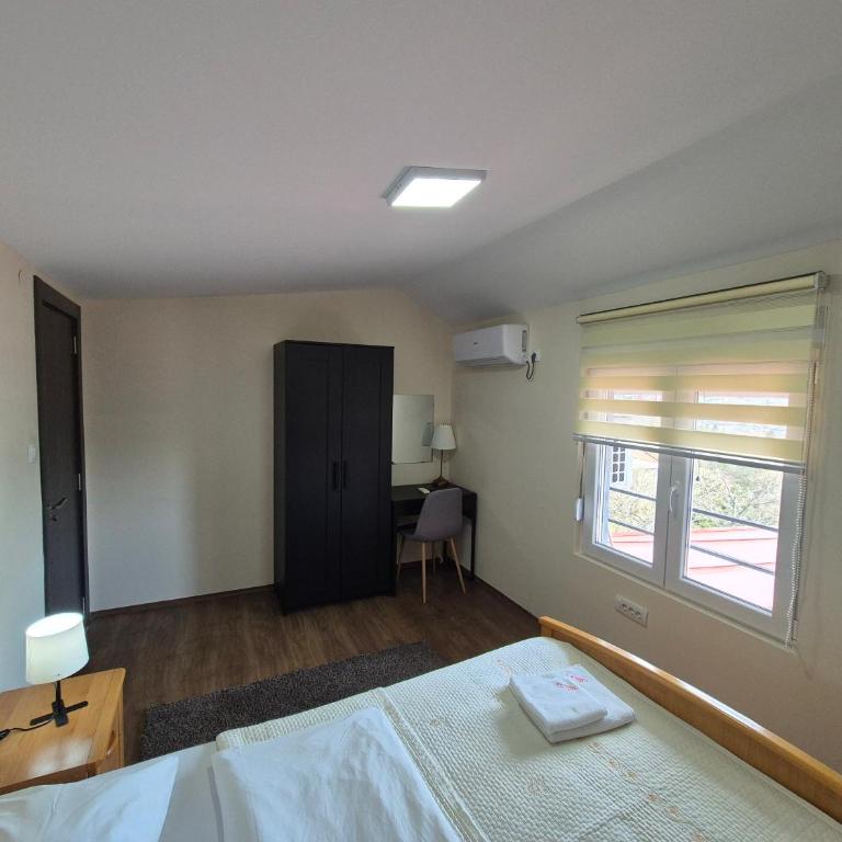 Panorama Apartment - Three-Bedroom Premium Apartment with Balcony - 22
