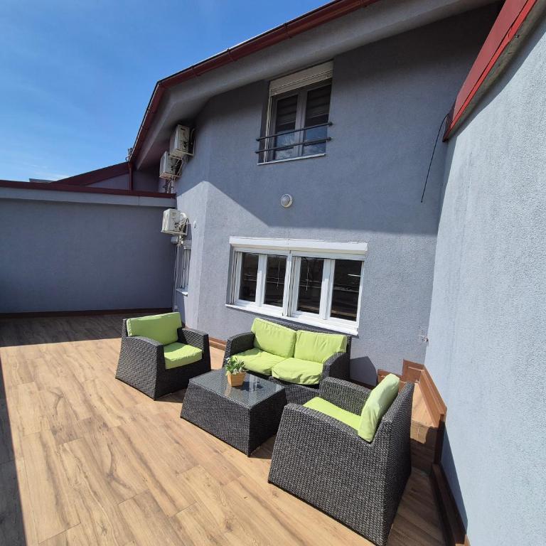 Panorama Apartment - Three-Bedroom Premium Apartment with Balcony - 18