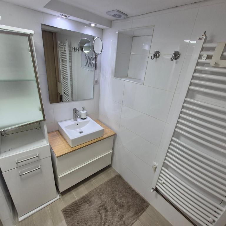 Panorama Apartment - Three-Bedroom Premium Apartment with Balcony - 29