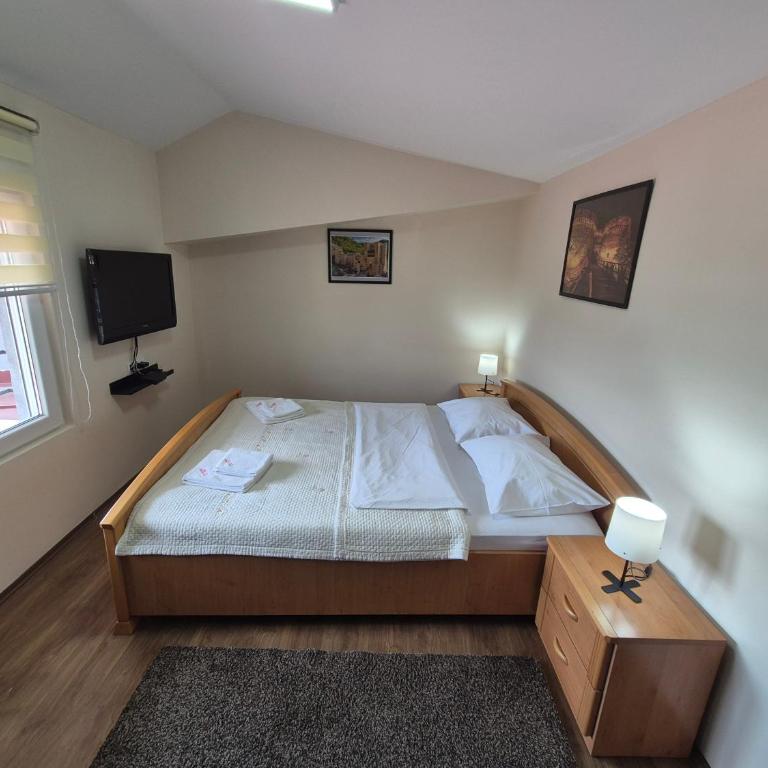 Panorama Apartment - Three-Bedroom Premium Apartment with Balcony - 12