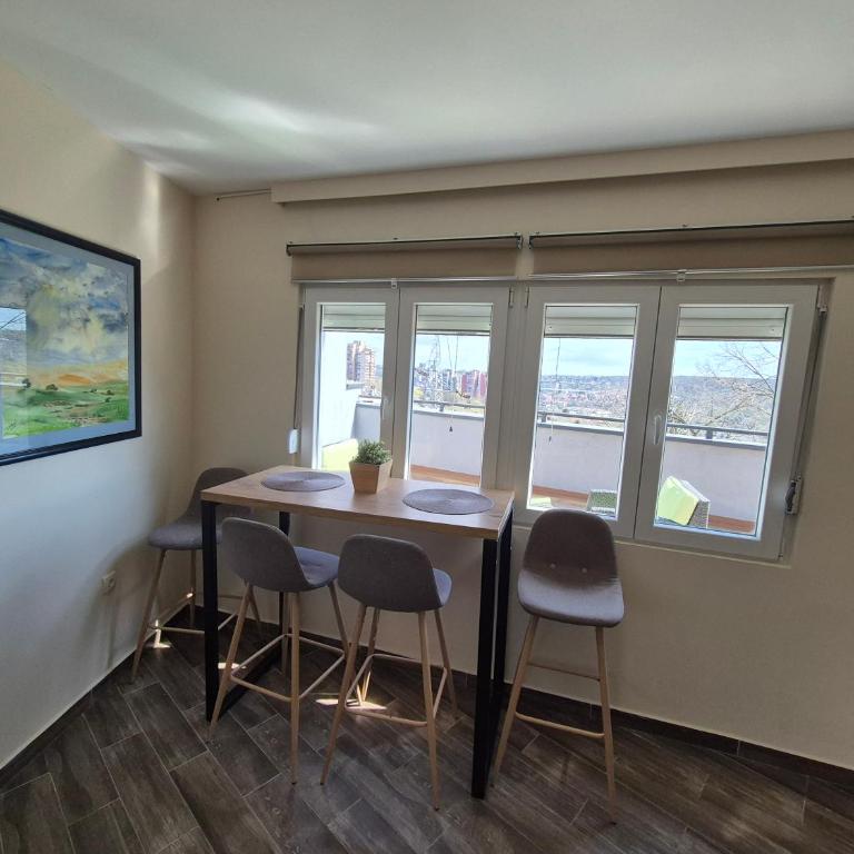 Panorama Apartment - Three-Bedroom Premium Apartment with Balcony - 10