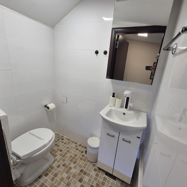 Panorama Apartment - Three-Bedroom Premium Apartment with Balcony - 27