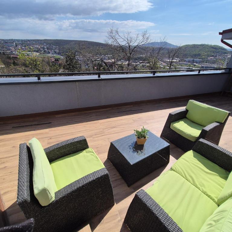 Panorama Apartment - Three-Bedroom Premium Apartment with Balcony - 4