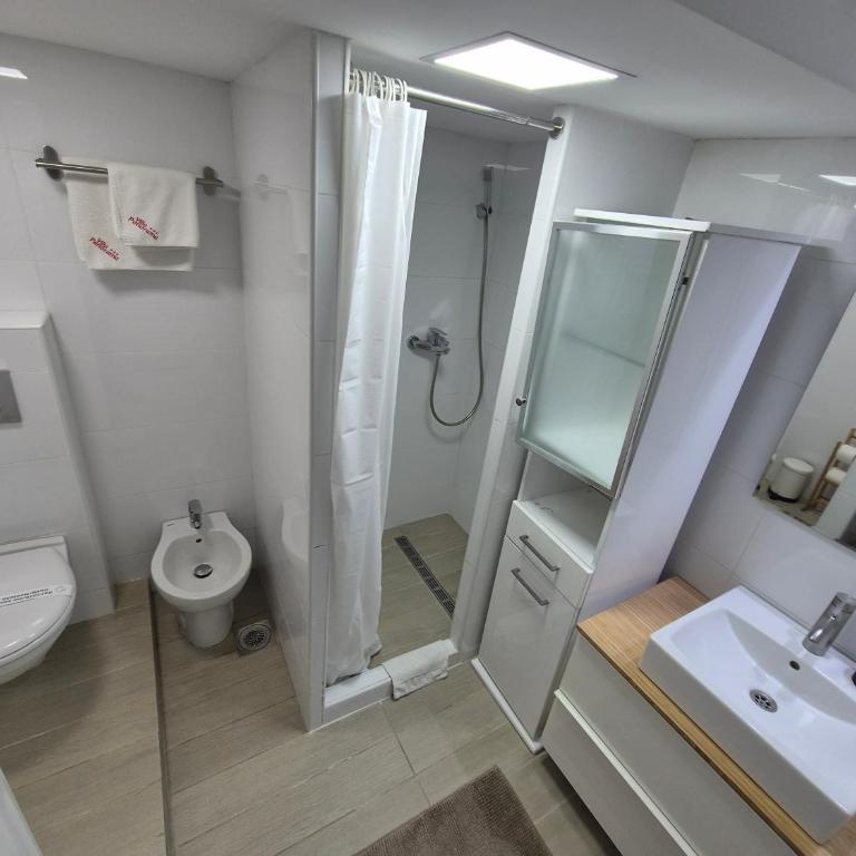 Panorama Apartment - Three-Bedroom Premium Apartment with Balcony - 14