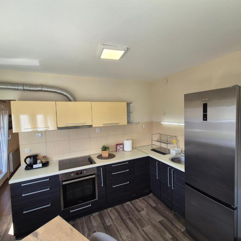 Panorama Apartment - Three-Bedroom Premium Apartment with Balcony - 6