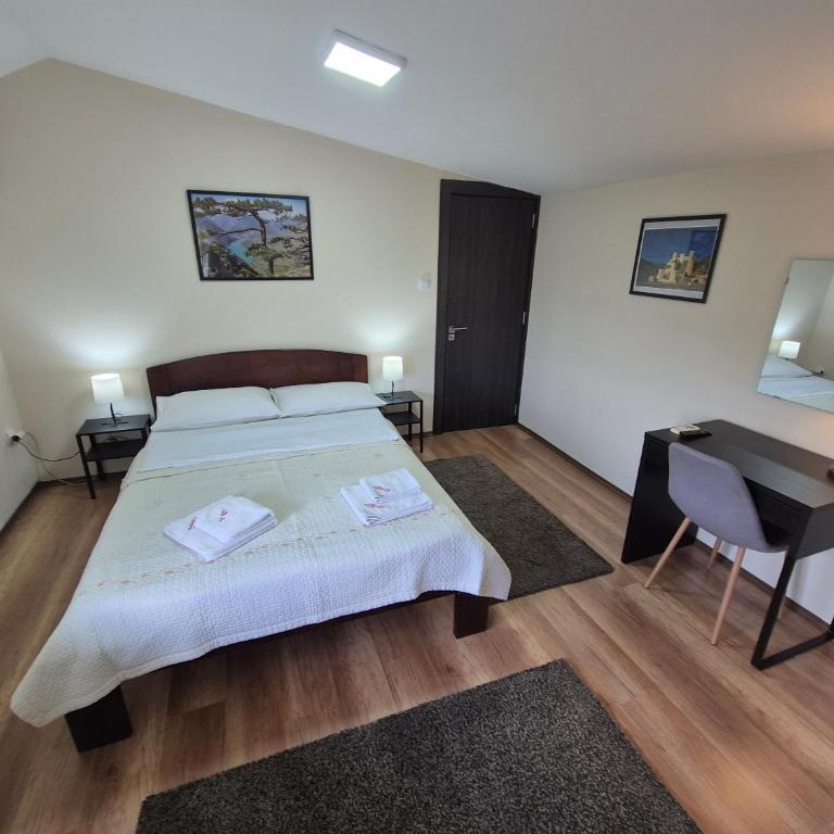 Panorama Apartment - Three-Bedroom Premium Apartment with Balcony - 32