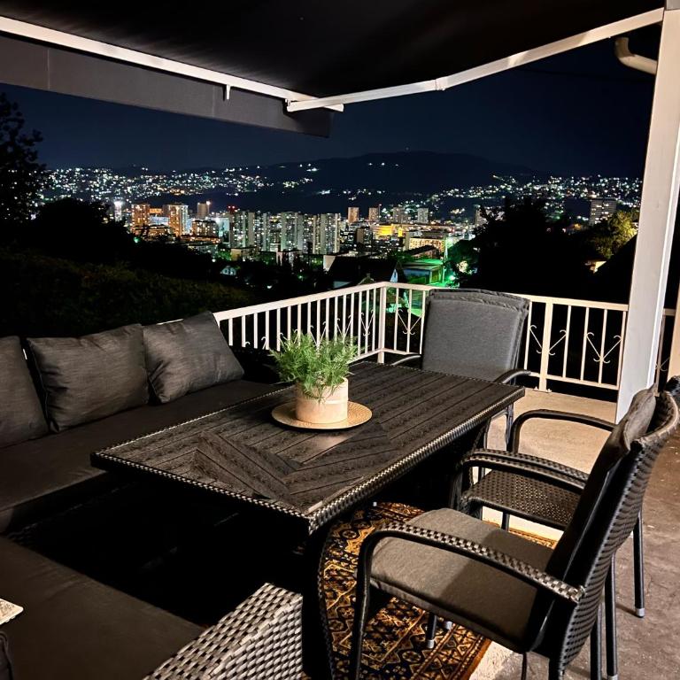 Entire House with THE BEST View and Garage - Vila sa Pogledom na Vrt - 6