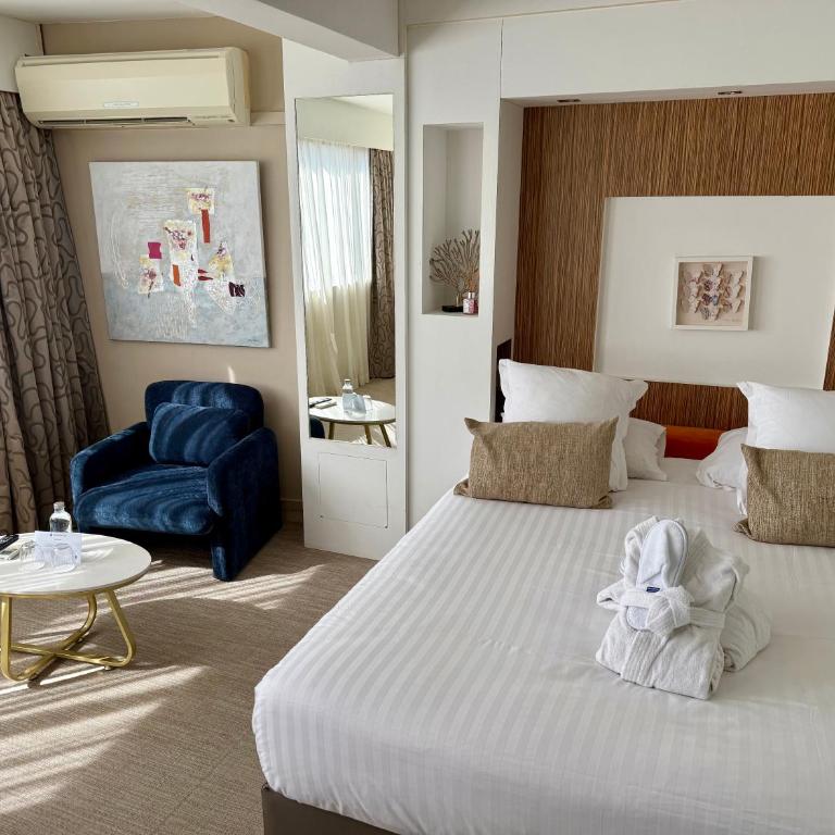 Best Western Plus Hôtel la Rade - Chambre Lit Queen-Size Supérieure avec Canapé-Lit - Vue sur Mer - 1