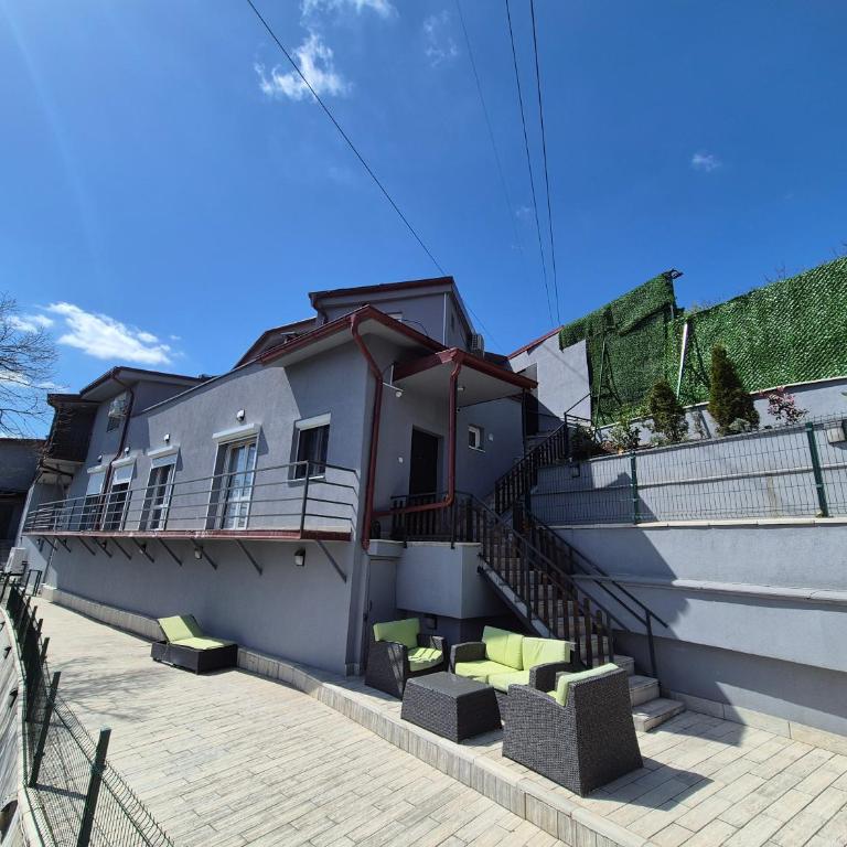 Panorama Apartment - Three-Bedroom Premium Apartment with Balcony - 33
