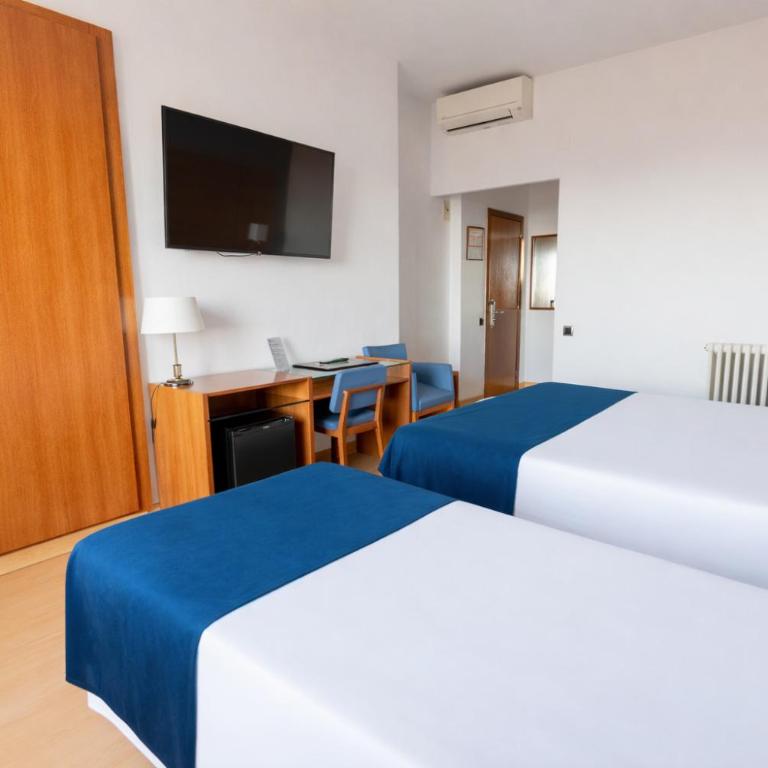 Hotel Sant Jordi - Habitación Triple con vistas al mar - 3