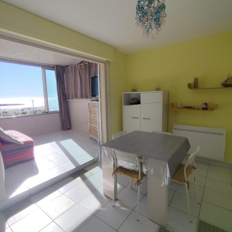 Appart T2 en front de mer - chambre séparée -parking- terrasse couverte - One-Bedroom Apartment - 3