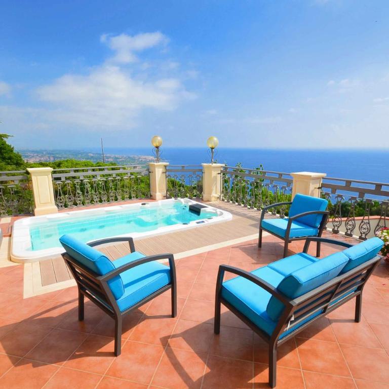 Villa La Timpa - antica e maestosa villa con jacuzzi privata con una meravigliosa vista sull'Etna e sul mare - Villa Deluxe - 1