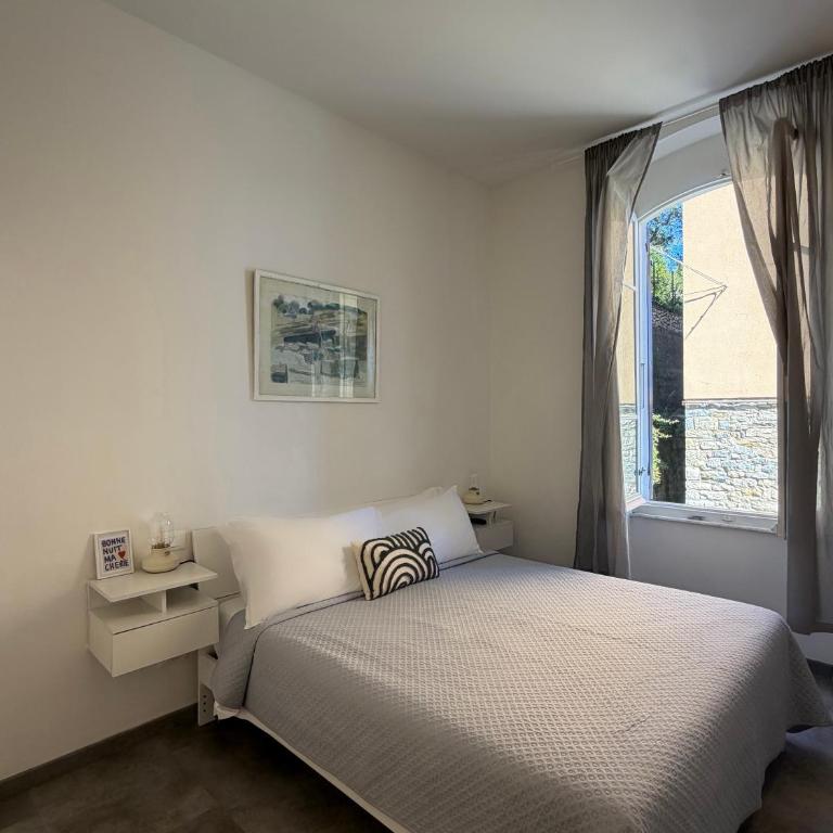 Le Finestre Veneris - Deluxe Double Room with Side Sea View - 9