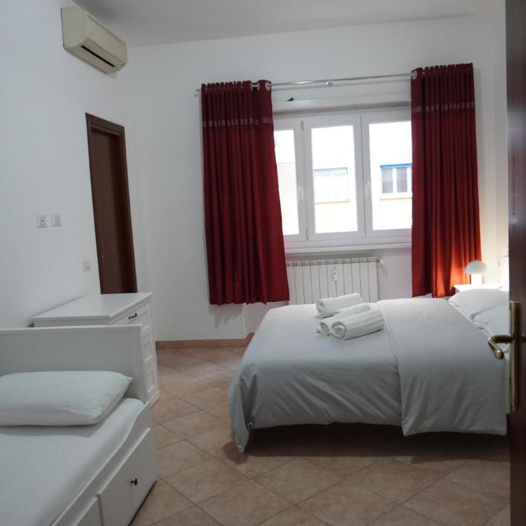 Cinecitta Rooms - Camera Tripla con Bagno - 4