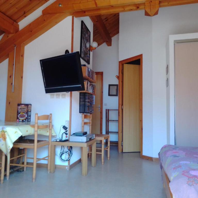 Charmant 2 Pièces + Coin Montagne - Parking Privé, WiFi, Proche Pistes - FR-1-762-31 - Appartement - 8