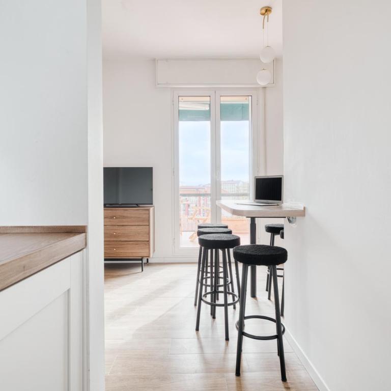 Top-floor penthouse with panoramic terrace - 20 minutes from San Siro & Duomo - Appartamento con 2 Camere da Letto - 20