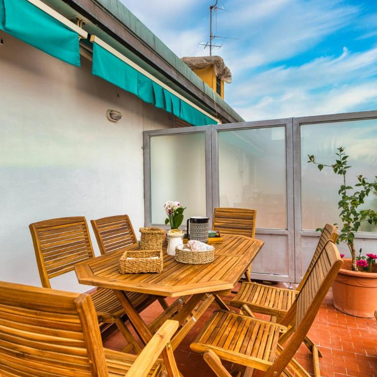 Top-floor penthouse with panoramic terrace - 20 minutes from San Siro & Duomo - Appartamento con 2 Camere da Letto - 34