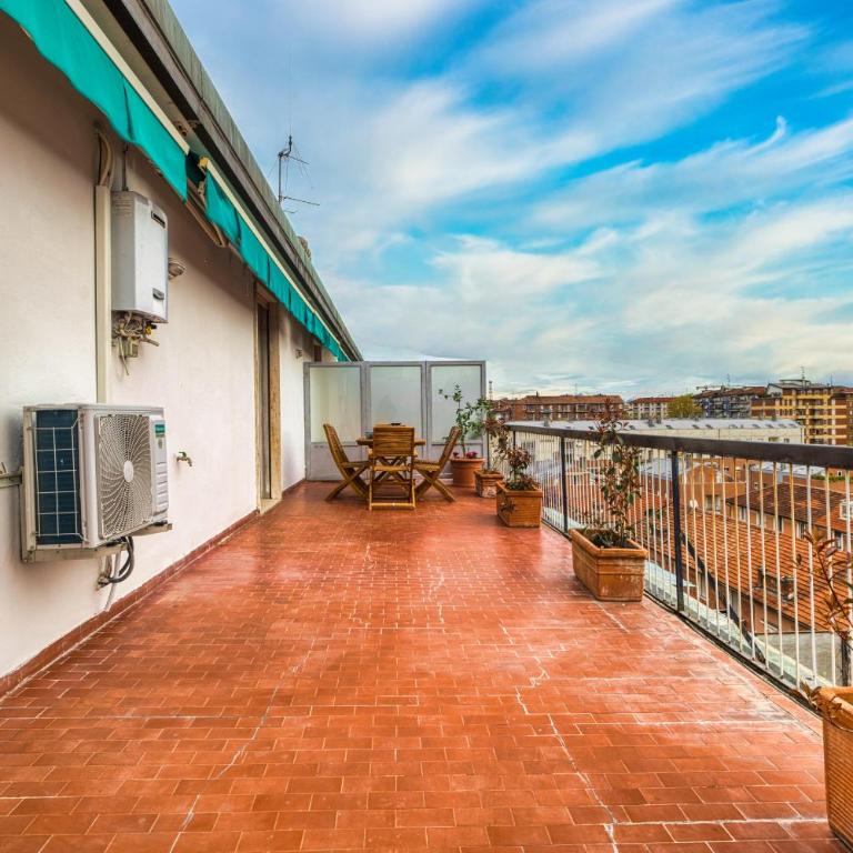 Top-floor penthouse with panoramic terrace - 20 minutes from San Siro & Duomo - Appartamento con 2 Camere da Letto - 35