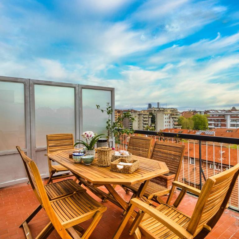 Top-floor penthouse with panoramic terrace - 20 minutes from San Siro & Duomo - Appartamento con 2 Camere da Letto - 36