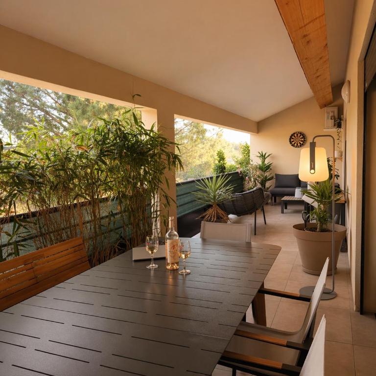 Appartement 110 m2 lumineux - avec grande terrasse - 2 parkings - proche centre - Appartement 2 Chambres avec Terrasse - 3