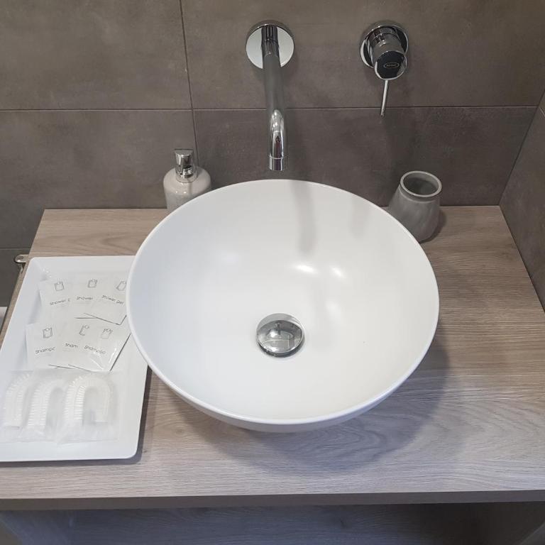 Domus Vera - Camera Tripla con Bagno Privato - 10