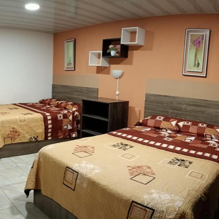 JULIUS Hostal - Habitación Doble - 2 camas dobles - 5